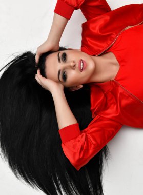 Genç güzel seksi kadın yalan yaz moda vücut yelek ve ceket kumaş üstten görünüm mutlu gülerek poz