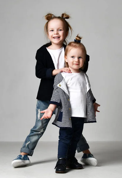 Lindas irmãzinhas de pé juntas felizes sorrindo — Fotografia de Stock