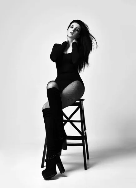 Jovem bela mulher sexy posando sentado no verão moda corpo colete na cadeira calças pretas — Fotografia de Stock