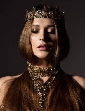 Güzel seksi esmer güzellik ve kadın ile uzun saç giymek altın taç mücevher kara günü