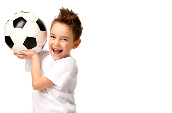 Фан-спортсмен хлопчик тримає футбольний м'яч святкуючи щасливий усміхнений сміх безкоштовний текстовий простір — стокове фото