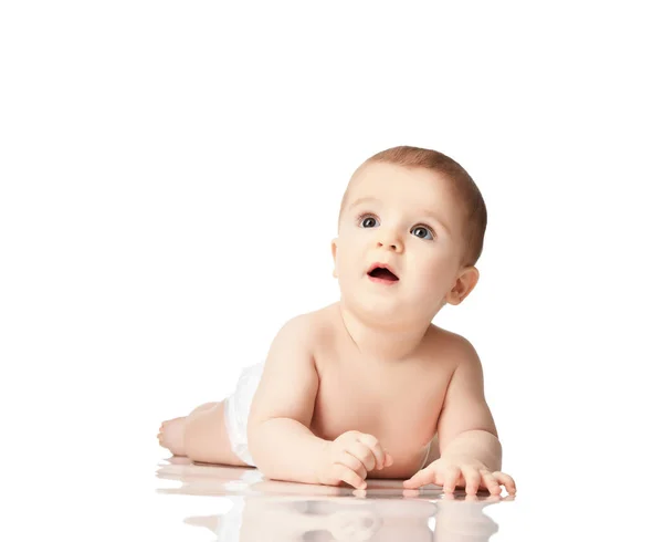 Niño de 8 meses bebé niño de niño boyl acostado desnudo mirando a la esquina —  Fotos de Stock