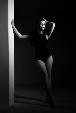 Yaz moda vücutta poz mutlu güzel seksi kadın yelek ile dramatik ışık