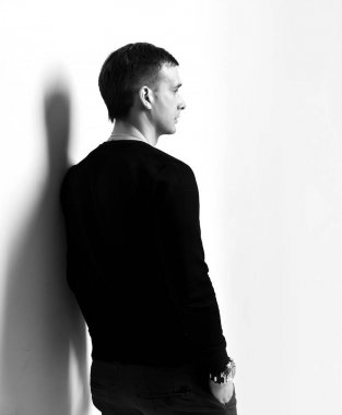 Portre portre yakışıklı erkek kazak modeli stand geriye doğru dikiz köşede arıyorsunuz