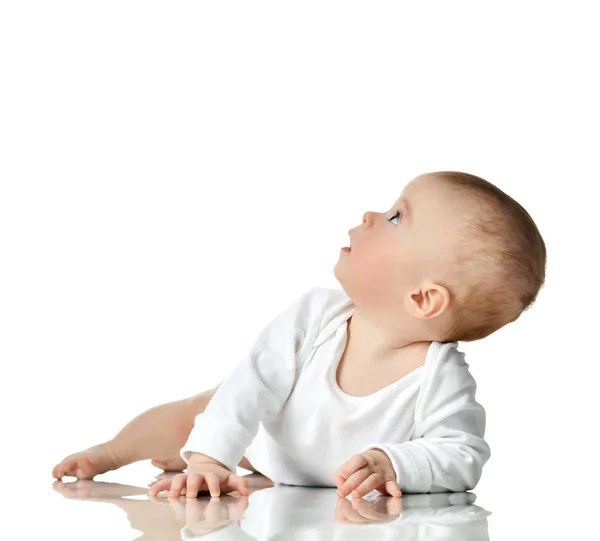 7 Monate Säugling Baby Baby Mädchen Kleinkind liegt in weißem Hemd und schaut nach oben — Stockfoto
