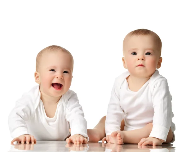 Dos hermanas gemelas bebé bebé niñas niño sentado en camisa blanca feliz sonrisa —  Fotos de Stock