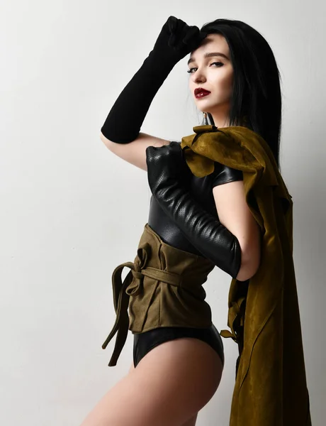 Vacker kvinna slitage mode militära trasa mörk grön jacka enhetliga semester dag seger kan 9 Ryssland — Stockfoto