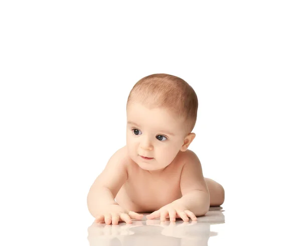 Niño de 8 meses bebé niño de niño boyl acostado desnudo mirando a la esquina —  Fotos de Stock