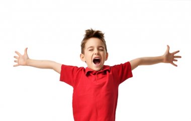 Genç çocuk çocuk kırmızı polo t-shirt ile gülümseyen gülüyor yayılan eller mutlu kutlama içinde