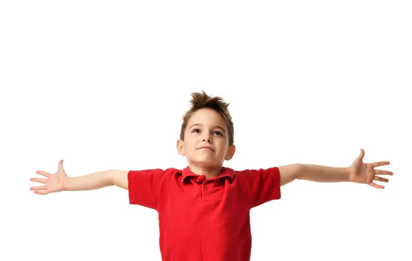 Jonge jongen kid in rode polo t-shirt vieren gelukkig lachend lachen met handen verspreiden — Stockfoto
