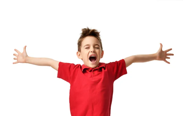 Jonge jongen kid in rode polo t-shirt vieren gelukkig lachend lachen met handen verspreiden — Stockfoto
