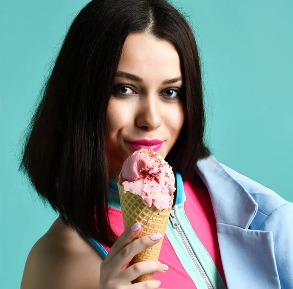 Jonge vrouw in roze hoed aardbei dessert van ijs eten op moderne licht blauw — Stockfoto