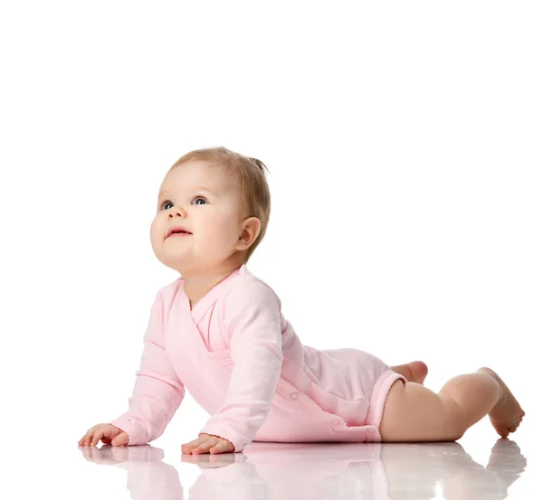 8 Monate Säugling Säugling Baby Mädchen Kleinkind liegt in weißem Hemd und schaut nach oben — Stockfoto