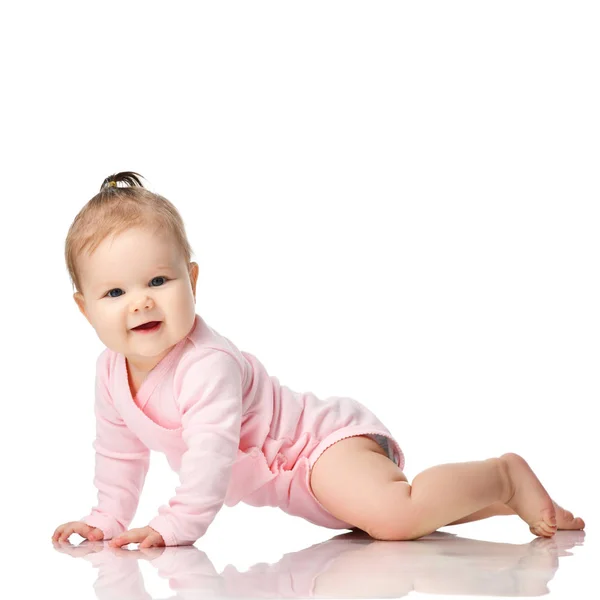 Niño niño de 8 meses niña pequeña acostada en camisa blanca mirando hacia arriba —  Fotos de Stock