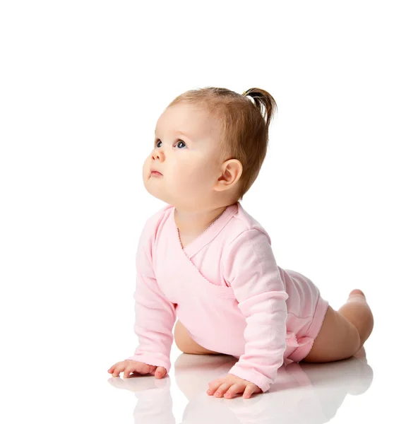 Niño niño de 8 meses niña pequeña acostada en camisa blanca mirando hacia arriba — Foto de Stock