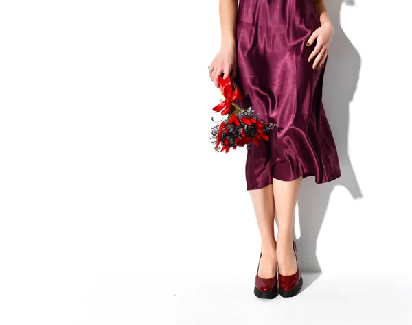 아름 다운 여성의 다리를 입고 보라색 디자이너 드레스와 블루 꽃의 꽃다발 — 스톡 사진