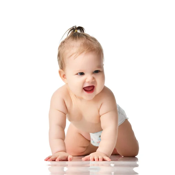 Nyfödda barn pojke barn lära sig crawla glada leende — Stockfoto