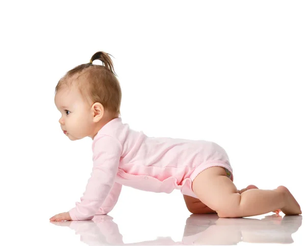 8 hónapos csecsemő gyerek baba lány kisgyermek tanul feltérképezni a rózsaszín ing látszó-on sarok — Stock Fotó