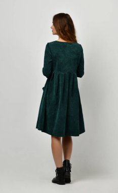 Grey yeni rahat kış yeşil elbiseli poz genç güzel kadın 