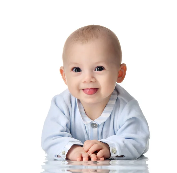 Vier maanden zuigeling kind babyjongen in blauwe doek liggen gelukkig kijken naar de camera geïsoleerd — Stockfoto