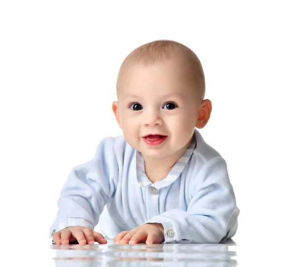 Vier maanden zuigeling kind babyjongen in blauwe doek liggen gelukkig kijken naar de camera geïsoleerd — Stockfoto