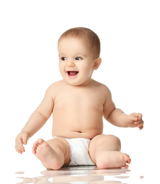 Niño niño de 8 meses niño pequeño niño sentado en pañal pensando feliz riendo aislado en un blanco —  Fotos de Stock