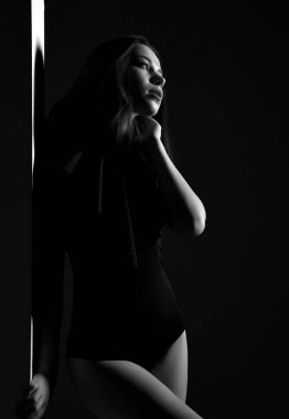 Genç güzel seksi kadın yaz moda vücutta poz yelek ile dramatik ışık