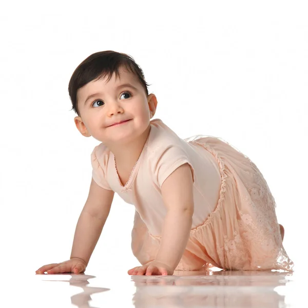 8 månad spädbarn barn baby flicka kid barn kryper i klänning tänkande glad skrattande isolerade — Stockfoto