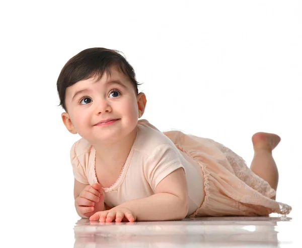 8 місяців немовля дитяча дівчинка малюк лежить в одязі думаючи, що щасливий усміхнений ізольований на білому — стокове фото