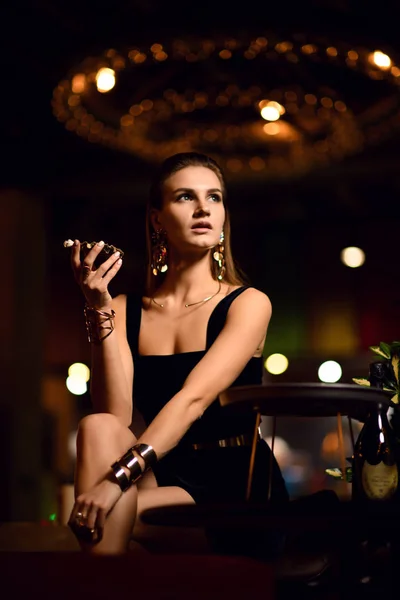 Hermosa mujer morena moda sexy en restaurante interior caro comer ostra esperando — Foto de Stock
