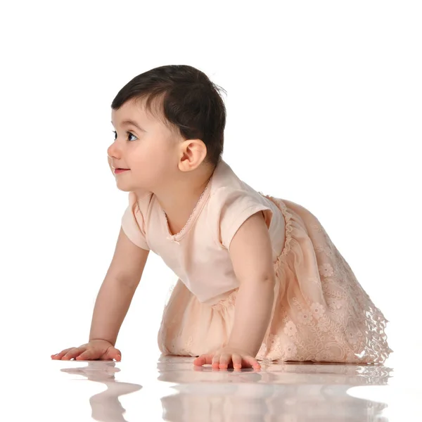 8 maand baby kind baby meisje kind peuter kruipen in jurk denken gelukkig lachen geïsoleerd — Stockfoto