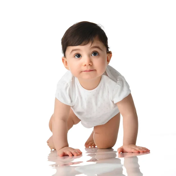 Niño niño de 9 meses niña pequeña sentada en camisa blanca aislada — Foto de Stock