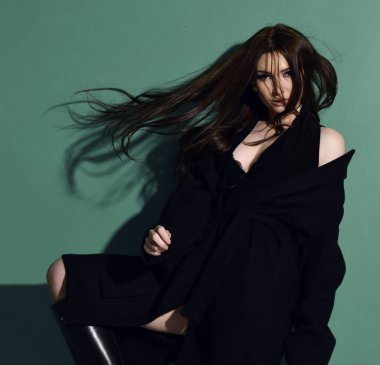 Yeşil nane poz uzun rüzgarlı saçlı güzel esmer kadın 