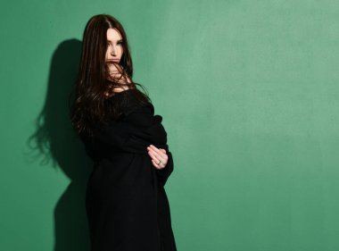 Uzun saçlı yeşil nane poz güzel esmer kadın