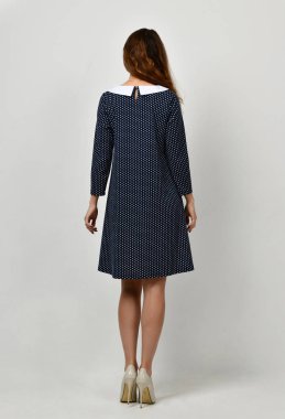 Gri mavi elbise genç güzel kadın yeni rahat kışın poz noktalı 