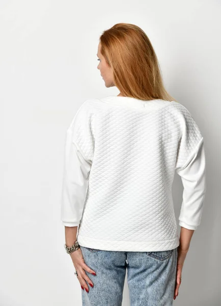 Jeune belle femme posant dans un nouveau pull blanc décontracté vue arrière — Photo