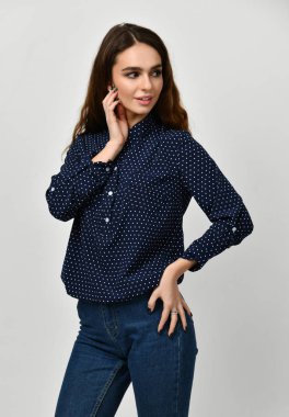 Genç güzel kadın yeni rahat noktalı tişört ve kot seyir vasıl belgili tanımlık köşe poz 