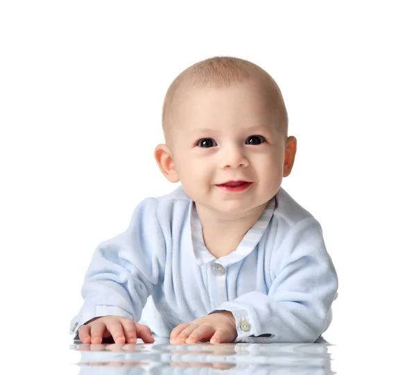 Четыре месяца Младенец ребенок ребенок в голубой ткани лежал счастливый глядя на камеру изолированы — стоковое фото