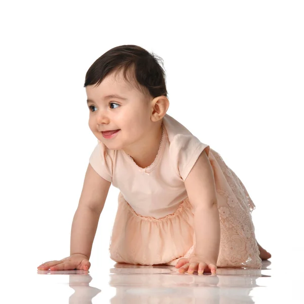 8 maand baby kind baby meisje kind peuter kruipen in jurk denken gelukkig lachen geïsoleerd — Stockfoto