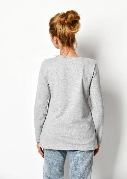 Молодая красивая женщина позирует в новом сером свитере сзади вид сзади — стоковое фото