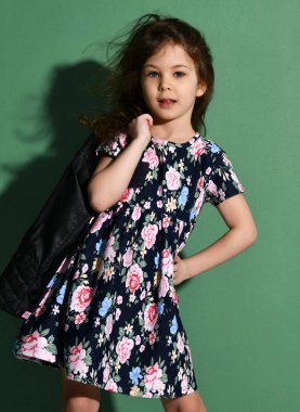 Yazlık elbise yeşil poz genç beş yıl yaşlı kız çocuk