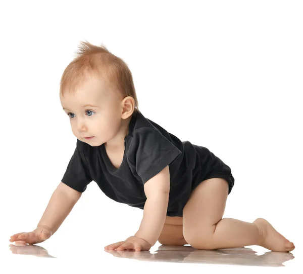 Niño de 9 meses bebé niña pequeño arrastrándose en camisa gris oscuro aislado —  Fotos de Stock