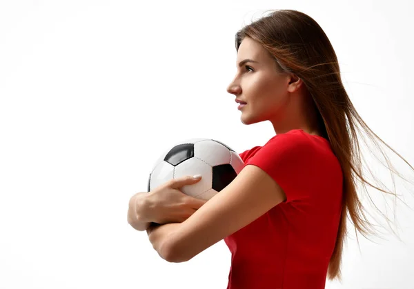 Ventilador deporte mujer jugador en uniforme rojo celebrar pelota de fútbol celebrando mirando a la esquina — Foto de Stock