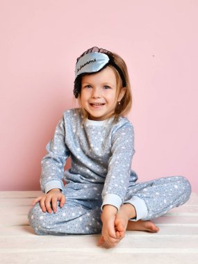 Şirin Bebek kız çocukta ışık mavi pijama ve pembe üzerinde uyku maskesi Üstten Görünüm 