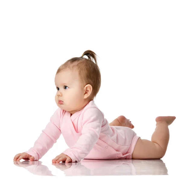8 bulan bayi bayi perempuan balita berbaring di kemeja merah muda melihat sudut terisolasi pada putih — Stok Foto