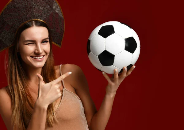 Ruusian nő stílus rajongó sport játékos kokoshnik tartsa boldog mosolygó nevetve ünneplő futball-labda — Stock Fotó