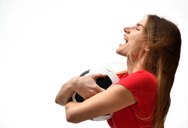 Fã esporte mulher jogador em vermelho uniforme segurar bola de futebol comemorando gritando feliz até com texto livre cópia espaço — Fotografia de Stock