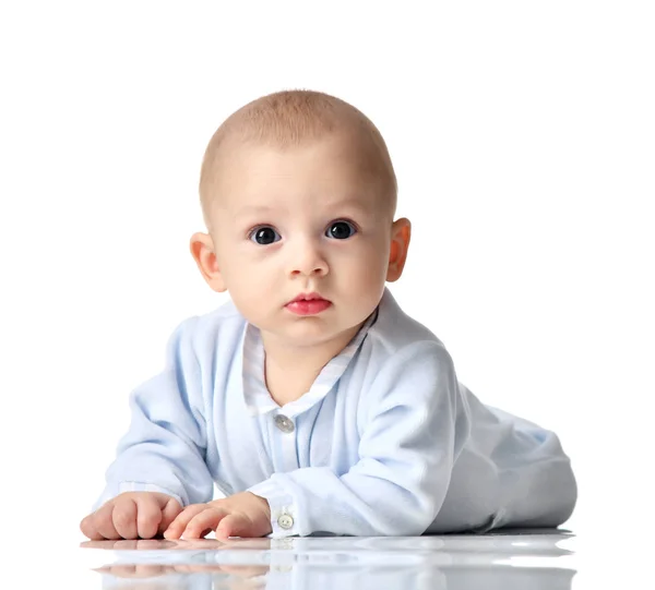 Čtyři měsíce dítě dítě chlapeček v modrém hadříkem ležící radost při pohledu na fotoaparát, samostatný — Stock fotografie