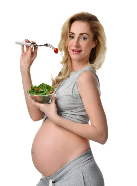 Belle femme enceinte tenir salade biologique et fourchette à la tomate. Grossesse Maternité attente alimentation saine — Photo