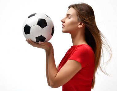 Fan spor kadın oyuncunun kırmızı üniformalı elinde futbol topu köşeden seyir kutluyor 